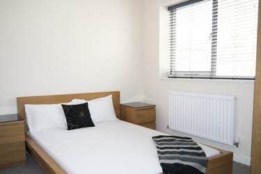 1 bed flat, North Road West, Stonehouse, Plymouth, PL15DJ - Image 1